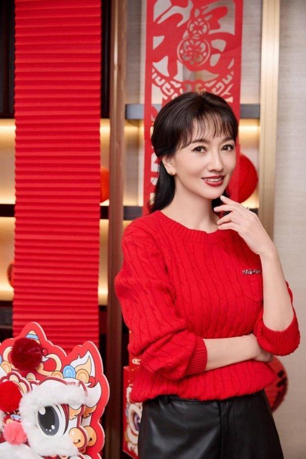 赵雅芝三八妇女节更新美照！穿亮红色毛衣明艳温柔