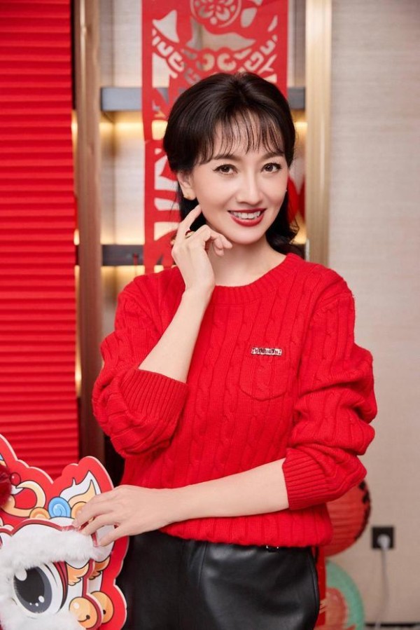 赵雅芝绽放灿烂笑容,红光满面,气色好。