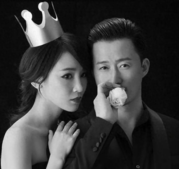 51岁吴京陪老婆谢楠回娘家，给奶奶过103岁生日，夫妻俩跪地祝寿