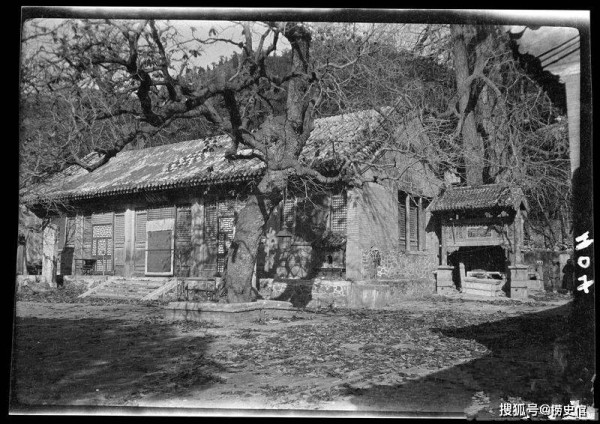 照片上看老北京潭柘寺三圣殿,后来为什么消失了?