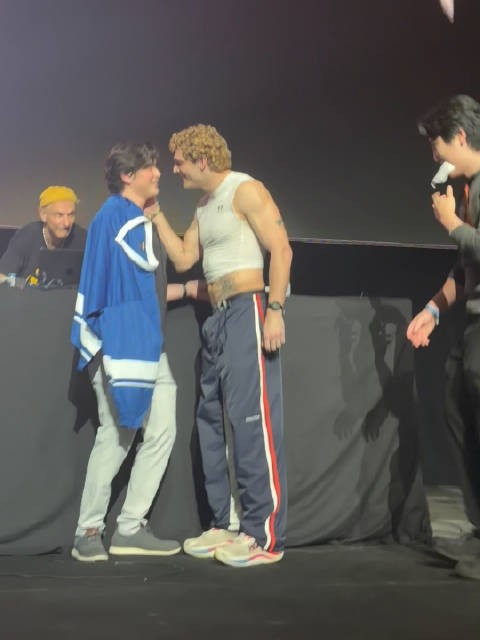 《巅峰对决》模仿大赛现场选手获胜后亲吻