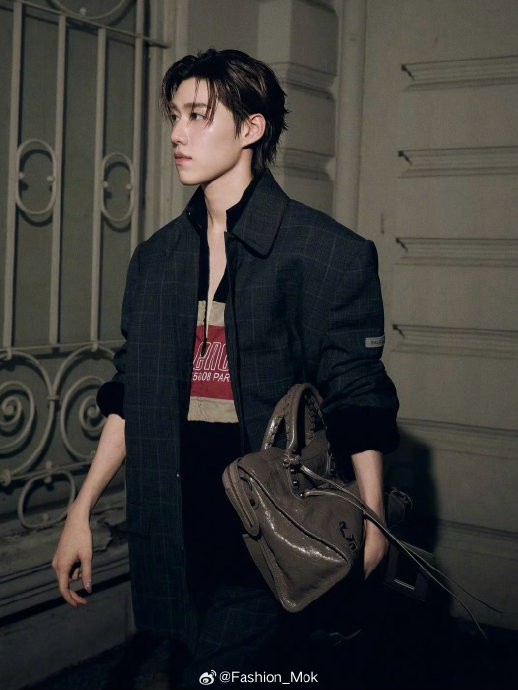 除了杨超越和陈飞宇，还有哪些明星出席了本次巴黎世家大秀？