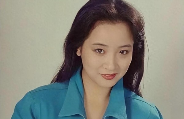 明星老婆在外绯闻传了17年？瘫痪导演坐轮椅回应：我还是信她！