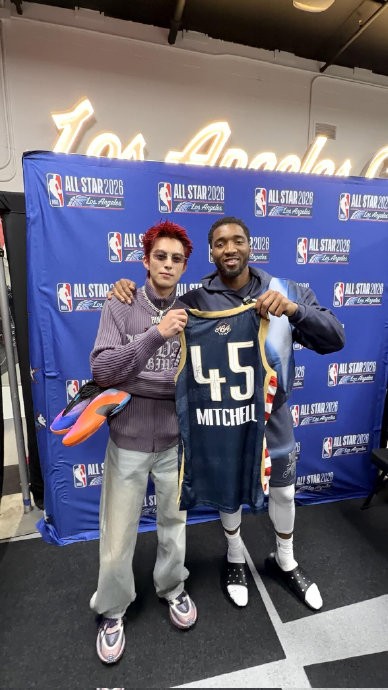 王鹤棣在NBA全明星期间与哪些国际球星或名人进行了互动？