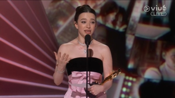 最佳女主角由《阿诺拉》Mikey Madison夺得。