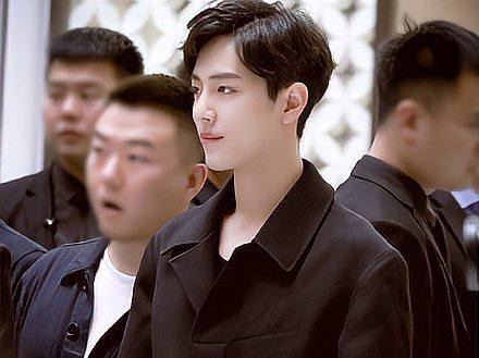 深度拆解肖战米兰时装周造型：全黑LOOK下的情绪艺术