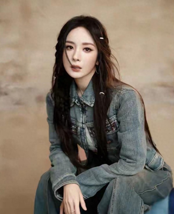 杨幂身穿牛仔套装出镜，内搭樱桃印花背心，淑女范十足!