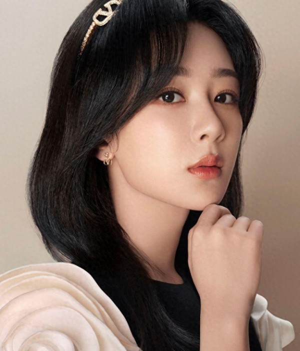 杨紫成为VALENTINO品牌代言人，引爆时尚界