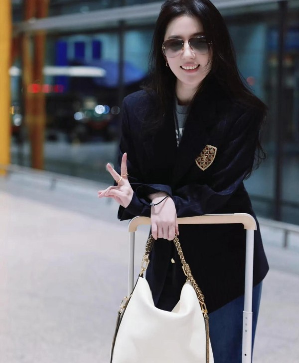 刘亦菲深夜飞巴黎，一身松弛感把LV穿成大学生！唯一华人面孔排面太顶