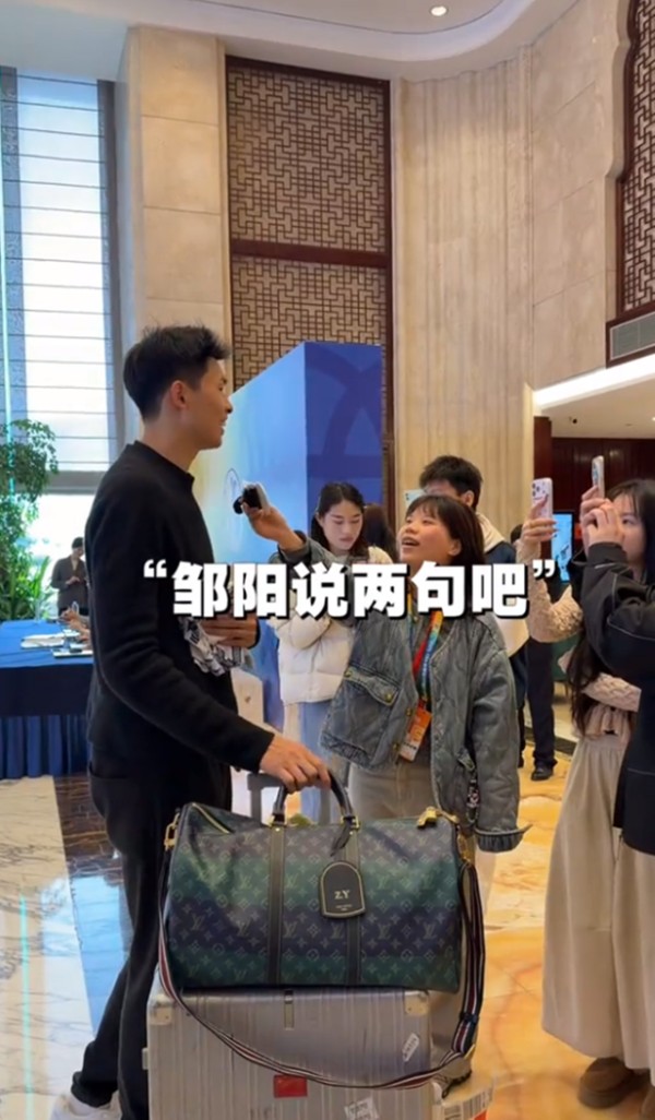 邹阳CBA全明星现场秀恩爱！爱妻产女后恢复良好 夫妻同框看不出差7岁