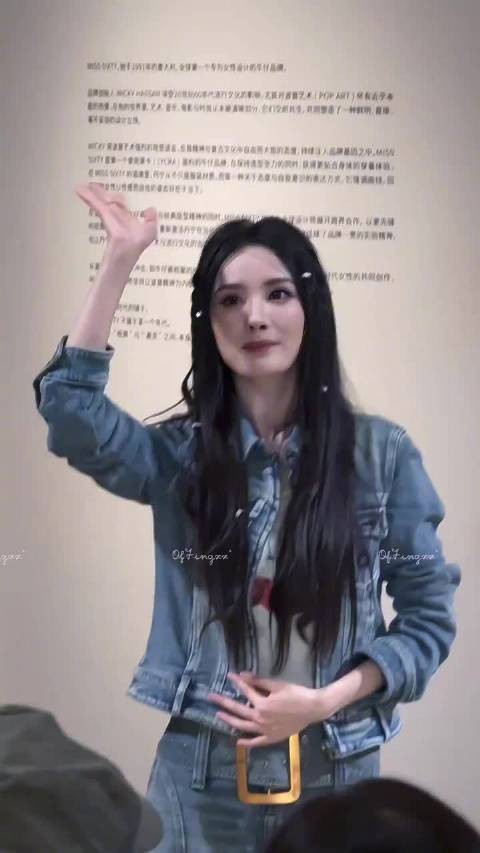 杨幂编发造型搭配牛仔装甜酷感十足