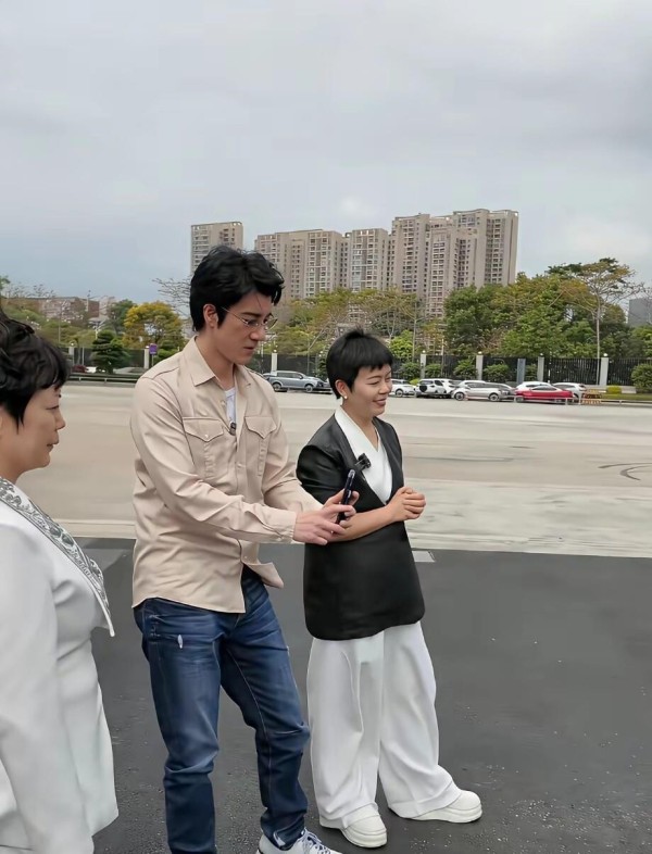 王力宏现身比亚迪高管饭局，身高气质太突出，外界猜测或有合作