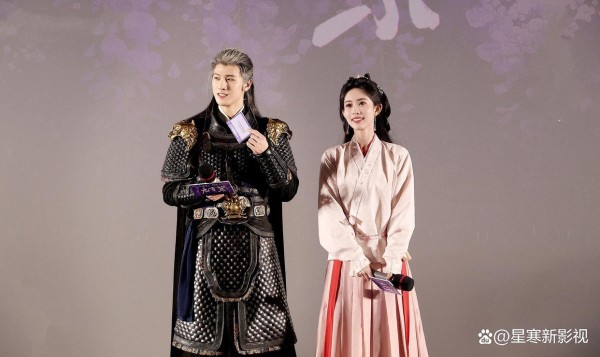 孟子义出席庆功宴，黑色吊带长裙美得很显眼，与李昀锐互动太甜了