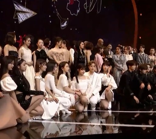 “芭莎慈善夜”大合照为何无人愿意站C位？因为站了一定会挨骂的