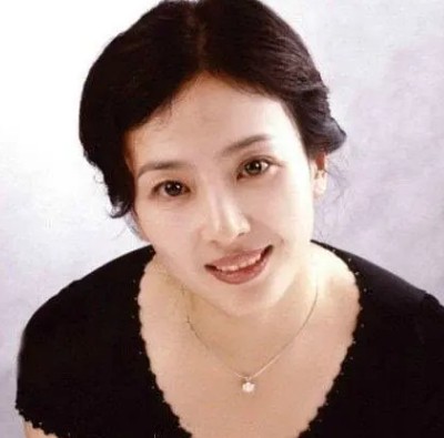 刘晓莉和舒畅早年间合影曝光，天仙妈妈撞脸李英爱，靓过女明星