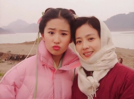 刘晓莉和舒畅早年间合影曝光，天仙妈妈撞脸李英爱，靓过女明星