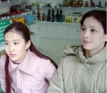 刘晓莉和舒畅早年间合影曝光，天仙妈妈撞脸李英爱，靓过女明星