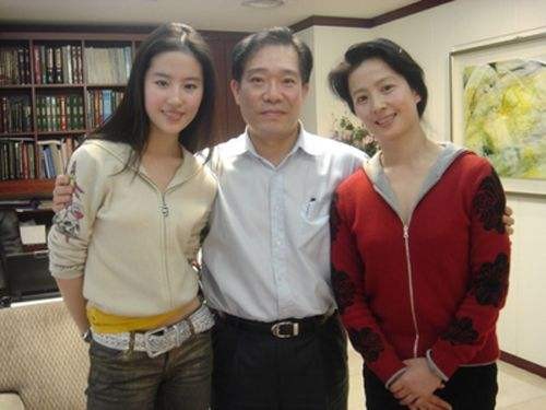 刘晓莉和舒畅早年间合影曝光，天仙妈妈撞脸李英爱，靓过女明星