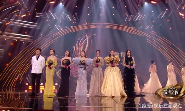 张雨绮比赞超自信把杨幂带跑偏 六位女明星丝巾走秀，土味合影变时尚