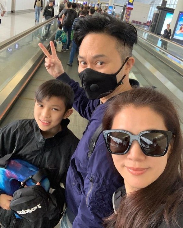 两届金像奖影后素颜与粉丝街头合照，气质颜值获赞不输年轻女星