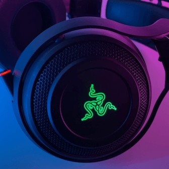 最暖心合照！BLG全员为矮小观众蹲下，粉丝：从西安赶来值了