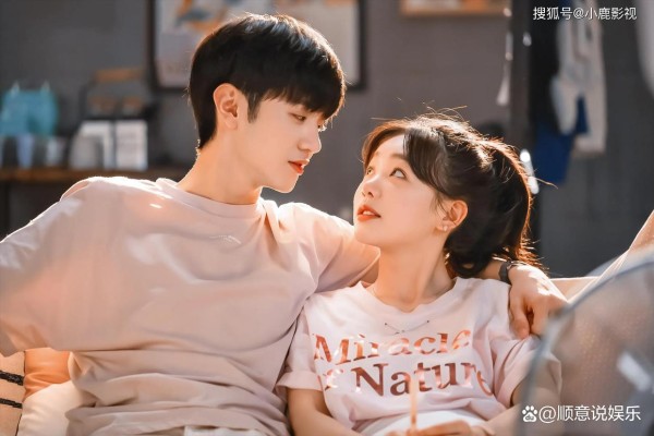 内娱吻戏关系网藏大瓜！闭环扣闭环、每人至少两条线，那些唇齿交错的瞬间，恰似互相带出的菌群共享联结