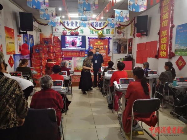 ▲执法人员查处“丽福健”会销现场。康扬建/摄