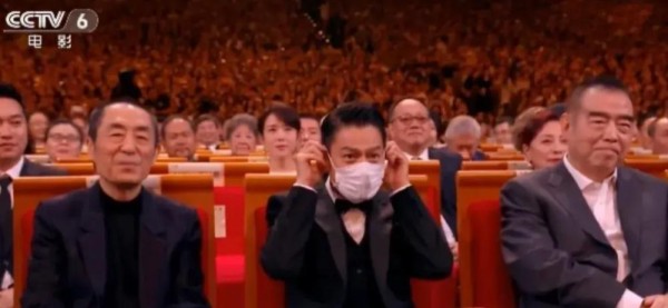金鸡奖颁奖礼上，刘德华坐VIP位却全程戴口罩为演唱会保养嗓子