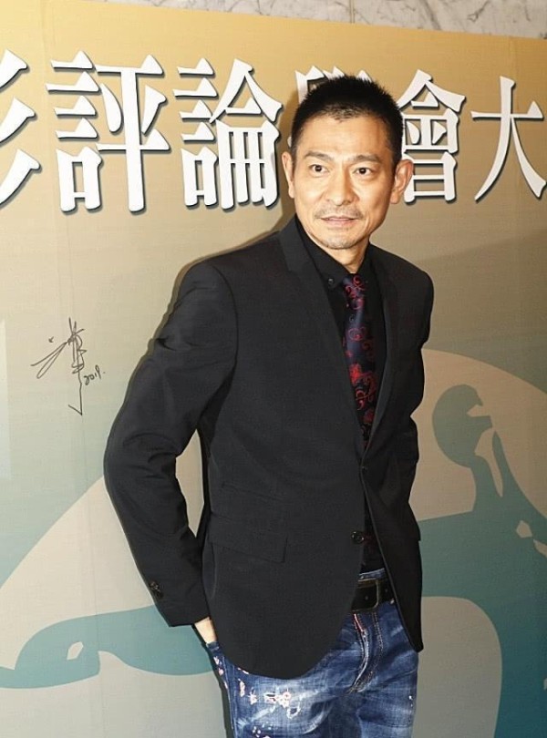 刘德华参加颁奖礼，黄秋生获影帝！点赞周润发敬业精神：大师风范