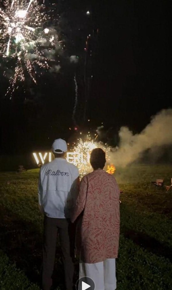 贾乃亮过妇女节，妈妈挽着他胳膊看烟花，他搂着妈妈微笑好温馨