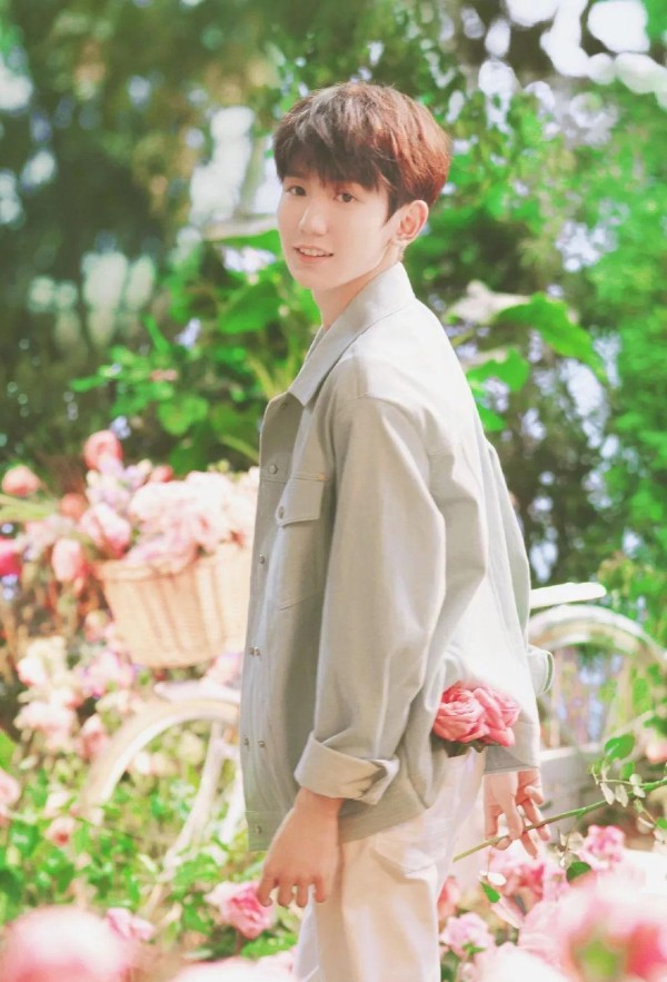 亦父亦友贾乃亮：王源娱乐圈最暖“靠山”