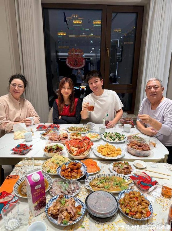 贾乃亮携甜馨回东北老家，全鱼宴甜馨埋头干饭的样子太可爱