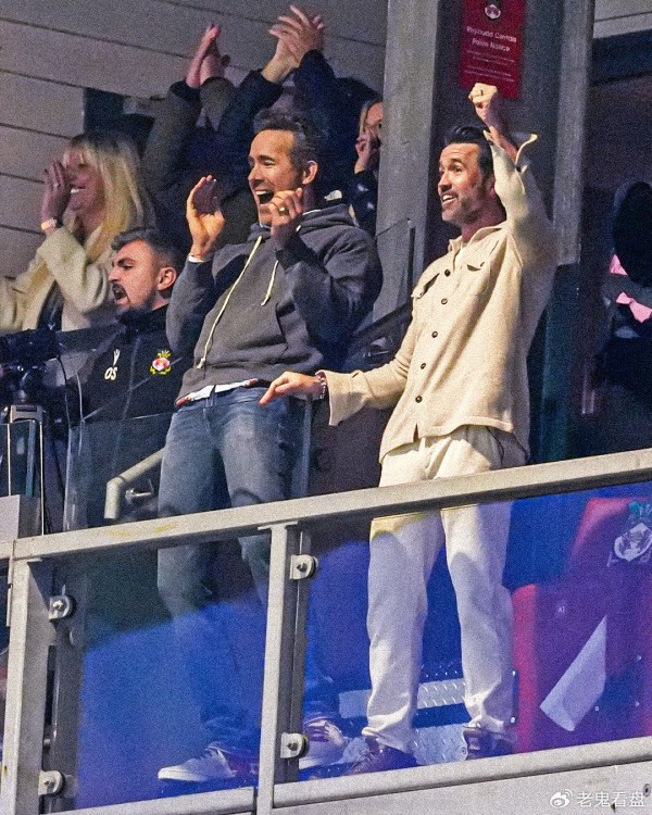 雷克瑟姆勇战切尔西到加时赛，明星老板雷诺兹看台大秀恩爱