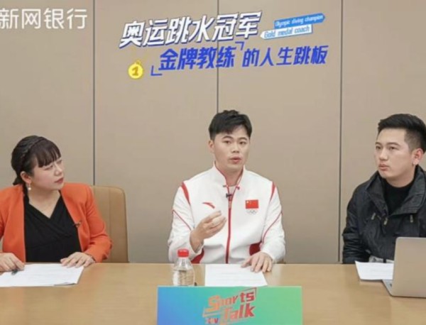 李宗澤和主播們在新網銀行直播間。新網銀行供圖