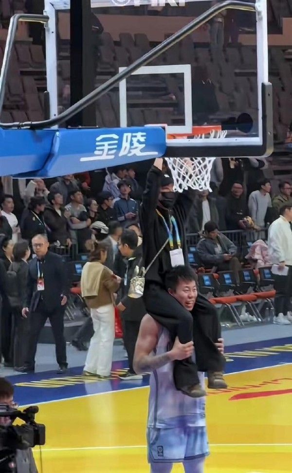 新婚燕尔转战上海滩！全明星赛场惊现甜蜜暴击，张镇麟扛妻抓筐引爆全网