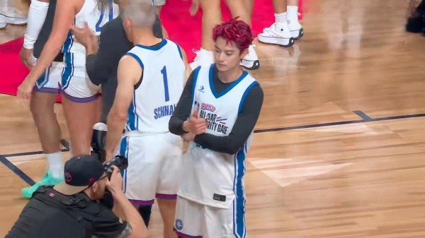 杨瀚森8分钟10分征服NBA，王鹤棣红发霸王步破圈！谁才是文体跨界赢家？