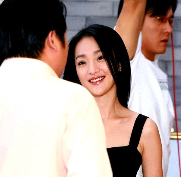 情感难以掩饰！51岁周迅新恋情曝光，男方身份揭晓，担忧的问题浮现