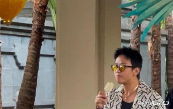 邓超录节目花絮流出，穿花衬衫骑电动车和村民热聊，网友赞接地气