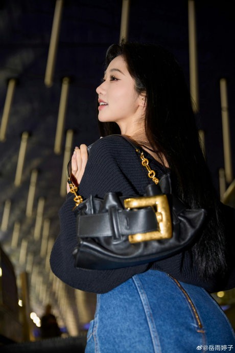 岳雨婷去巴黎 带戏服 短剧演员破壁时尚界