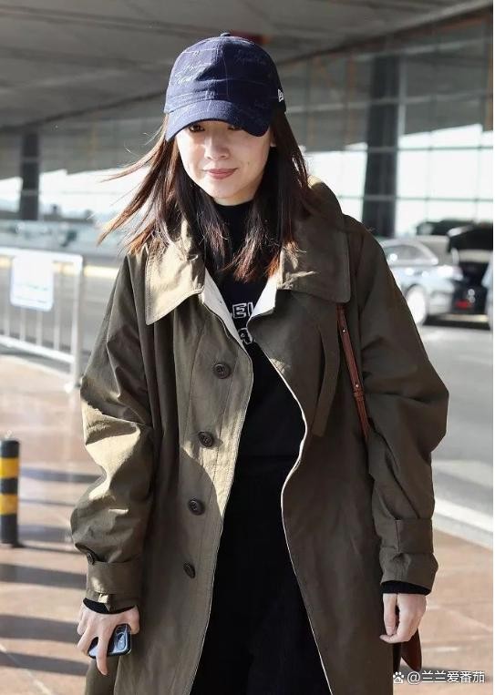 “董洁”的气质真不一般，穿风衣直接素颜走机场，难掩女神范