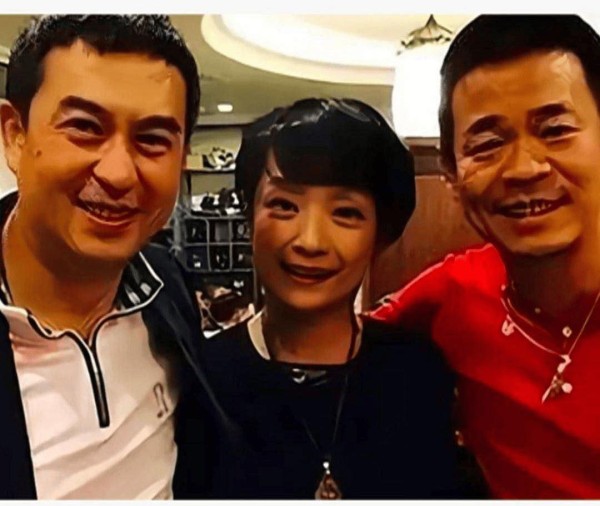 张嘉译董宇辉深夜吃馍刷屏！娱乐圈“反内卷”友情看哭全网？