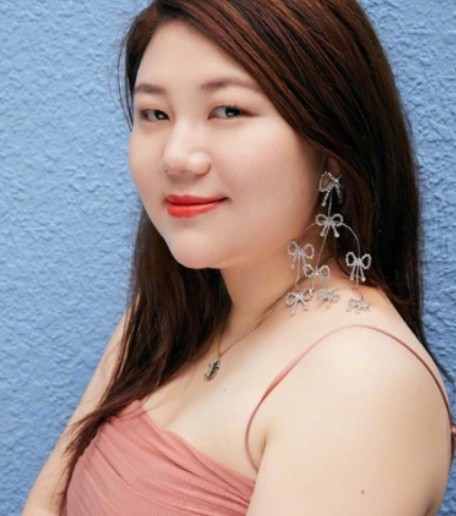 三妹说：某明星经纪人转型带货：35岁职场女性的赛道突围战

北京朝阳区某写字楼里，杨天真正对着手机镜头补口红。这个总把“命好”挂嘴边的女人，人生轨迹确实透着股玄乎劲儿：父母准备的十八万留学钱，被她拿去买了三环边的老破小。2002年北京房价还没起飞，传媒大学周边的二手房均价四千出头。买完房她天天骑二手自行车跑剧组，省下的房租全用来请前辈吃饭取经。三年后房子转手赚了三十二万，这笔钱成了她创业的第一桶金...