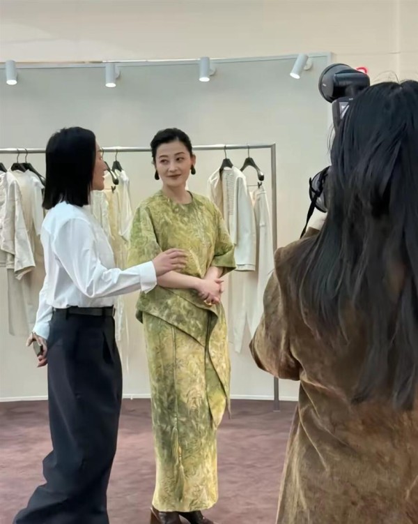 梅婷现身杭州万象城出席活动，生图看着疲劳感挺重