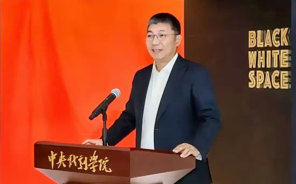 读剧慧眼：拔出萝卜带出泥，中戏院长郝戎投案自首后，又有2个大瓜相继被曝出。
作为培养出众多明星的中戏掌舵人，郝戎的投案自首犹如一声惊雷，让整个娱乐圈为之颤抖。
毕竟他这个职位太重要了，掌握着招生、项目合作、资源对接等众多大权，与众多明星关系匪浅。
郝戎的投案引发社会各界的关注，又有两件让人瞠目结舌的事儿被扒出。
一是中戏18级和19级两年录取名单中前30名同学的分数竟然完全相同。
不同的学生名字，...