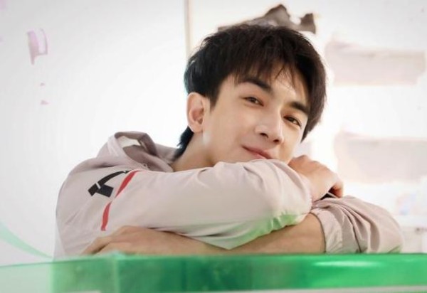 林更新为新戏苦练身材，当看到照片后，帅呆了