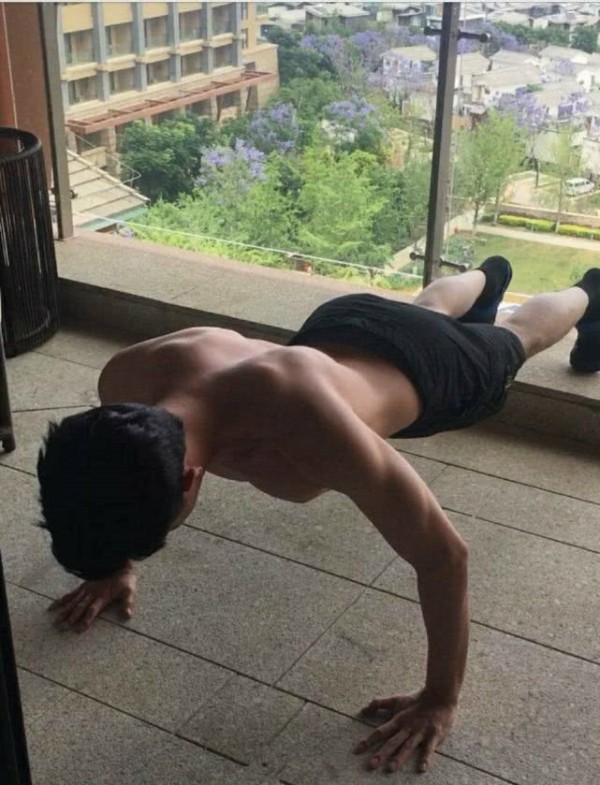 林更新健身照曝光，网友：他不说话是男神，一说话就成逗比！