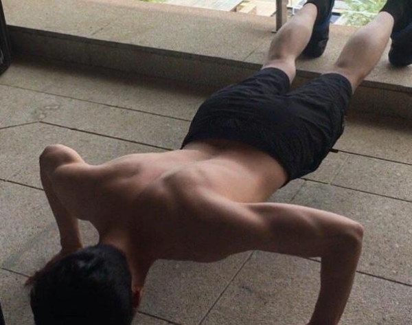 林更新为新戏苦练身材，当看到照片后，帅呆了