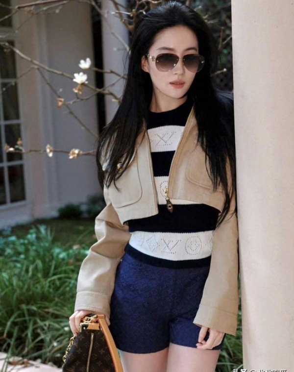 刘亦菲晒LV大秀造型，状态好到爆，美回18岁！