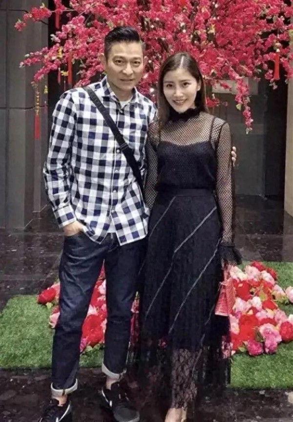 刘德华与小姨子合影流出，小姨子风韵犹存，颜值身材胜过女明星！...