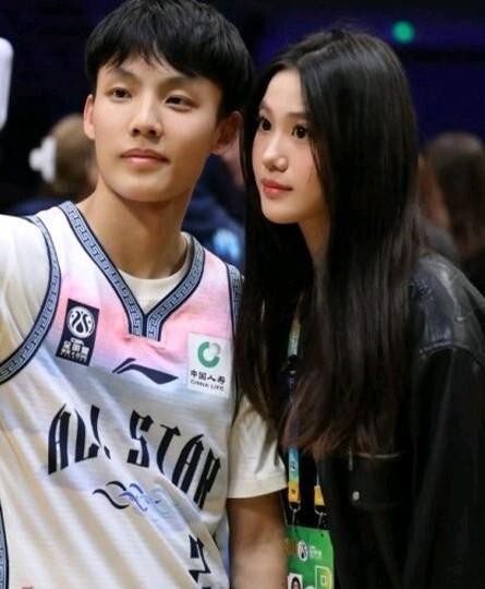 昨晚的CBA全明星赛，聚光灯都打在了一个身高178公分的后卫身上——广东队的徐杰，他捧起MVP奖杯的那一刻，整个球场都在为他欢呼